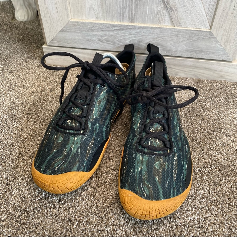 TSLA Men's Trail Running Shoes a green camouflage pattern gum rubber sole 10.5